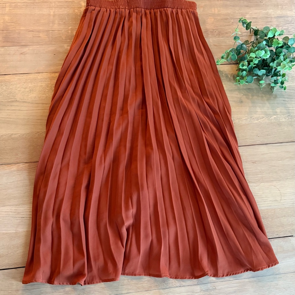 Listicle Pleated Maxi Skirt - Size Large -
NWOT